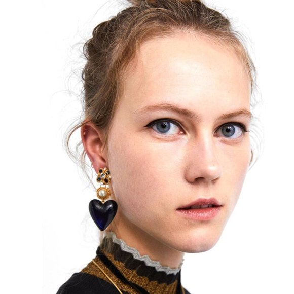 🌺 Baroque Dangle Gold Tone Heart Earrings - Picture 3 of 5